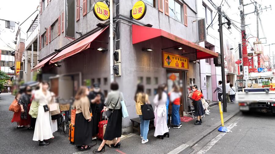 a Chinese restaurant where young Japanese women line up