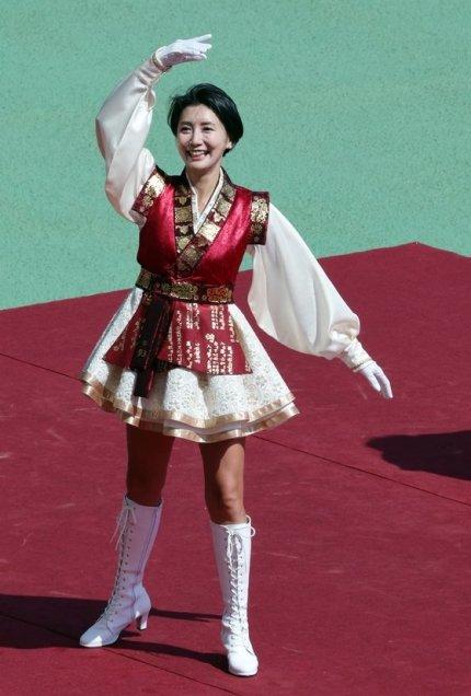 48-year-old Miko Han Sung-joo appeared after 12 years...a short cut and cheerleader's uniform