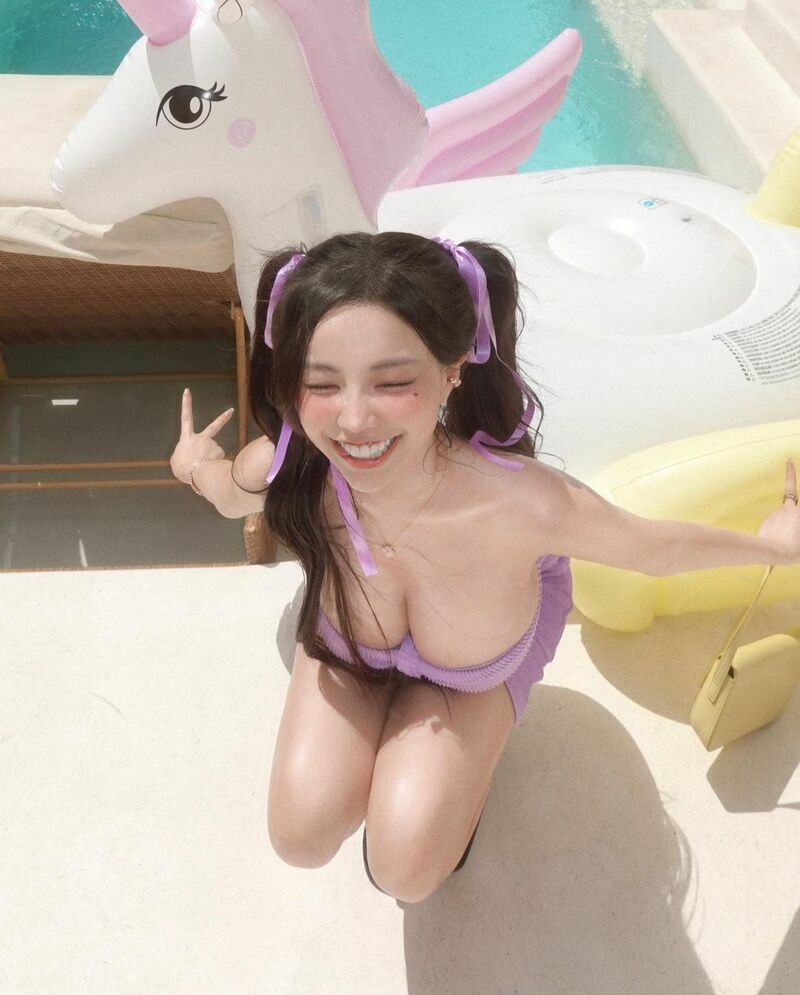 Taiwanese model who looks good in light purple