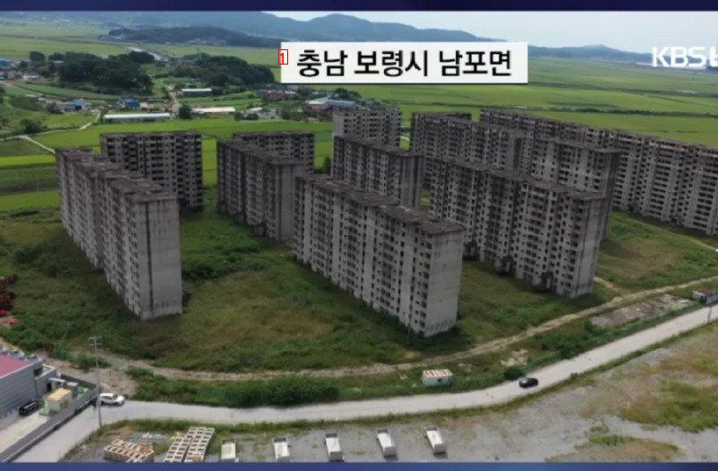 a 30-year-old apartment complex left unattended for construction