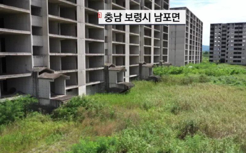 a 30-year-old apartment complex left unattended for construction