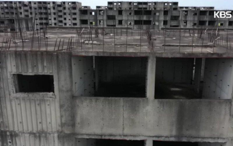 a 30-year-old apartment complex left unattended for construction