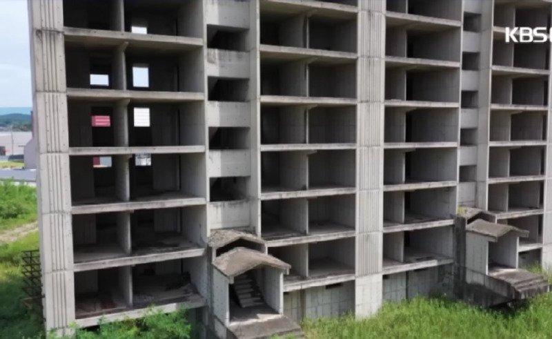 a 30-year-old apartment complex left unattended for construction