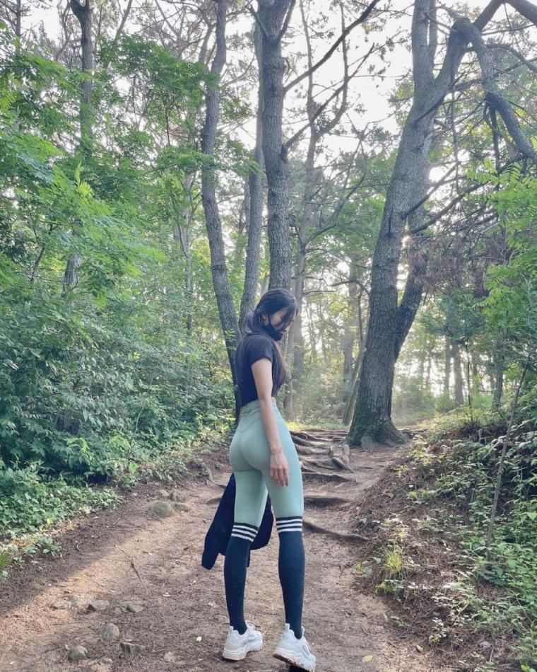 women hiking in leggings