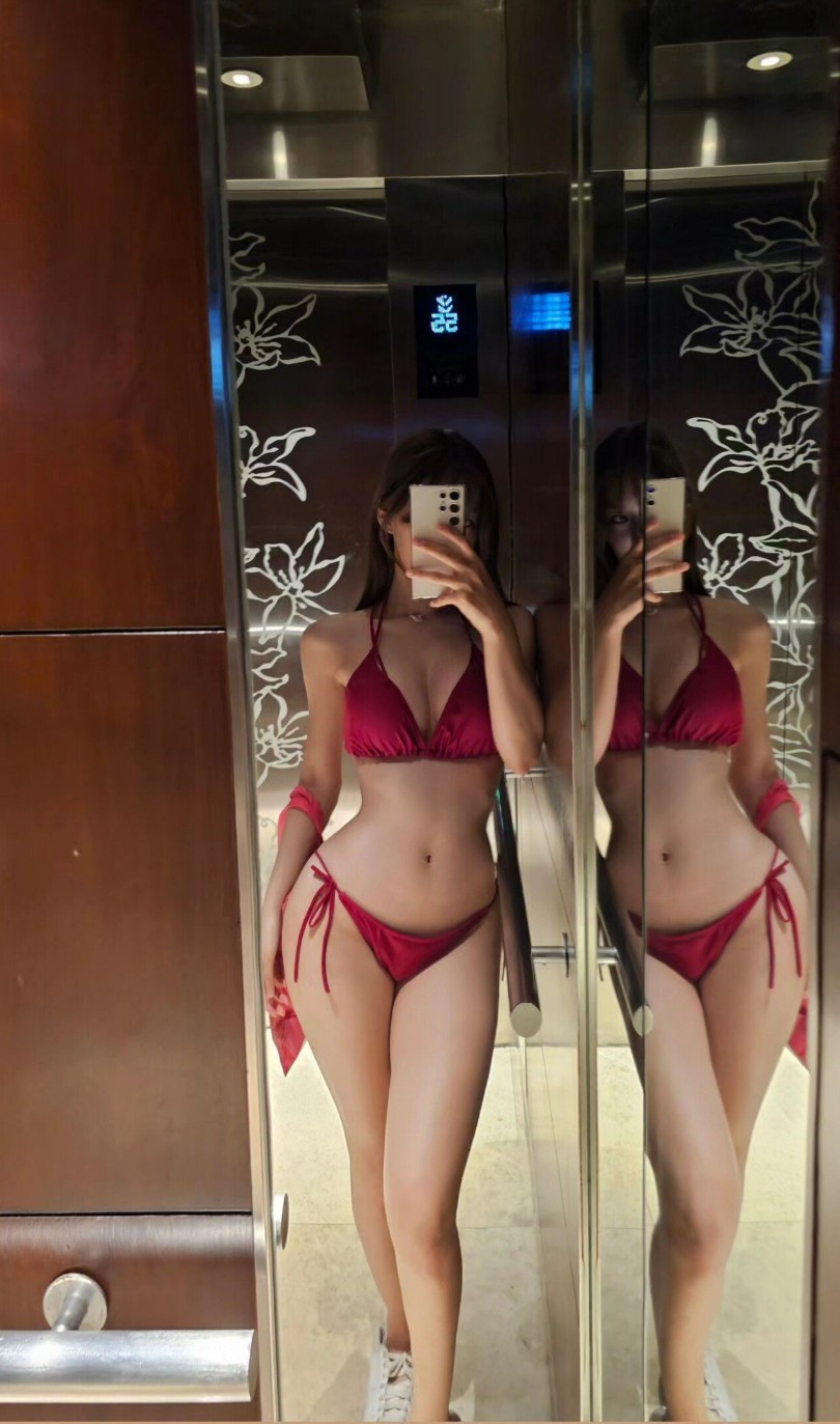 God Sehee's swimming pool red string bikini body shape