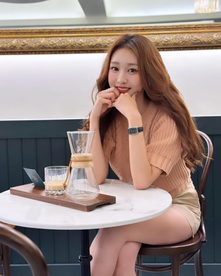 Under the table, dizzying shorts, thighs, announcer Park Jiyoung