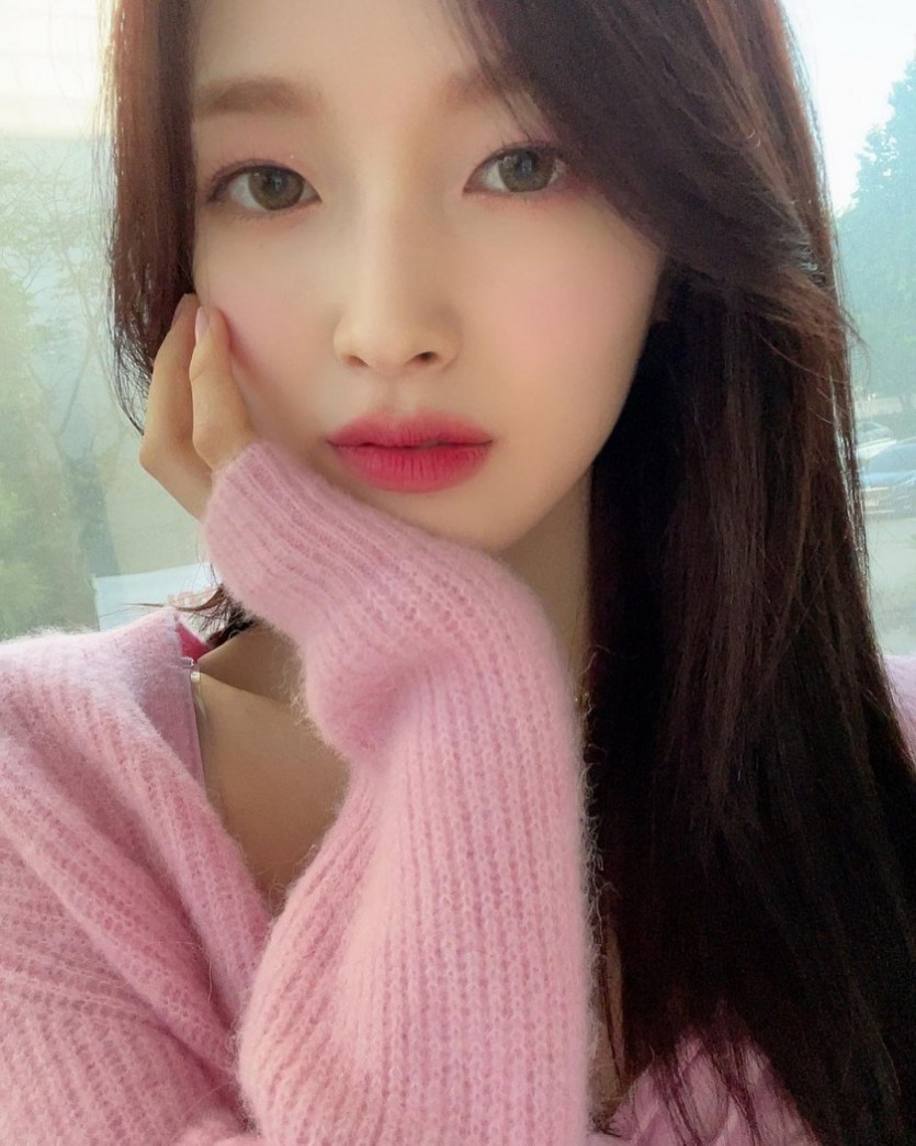 Bank President Arin_Pink Cardigan