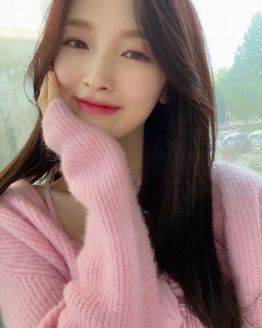 Bank President Arin_Pink Cardigan