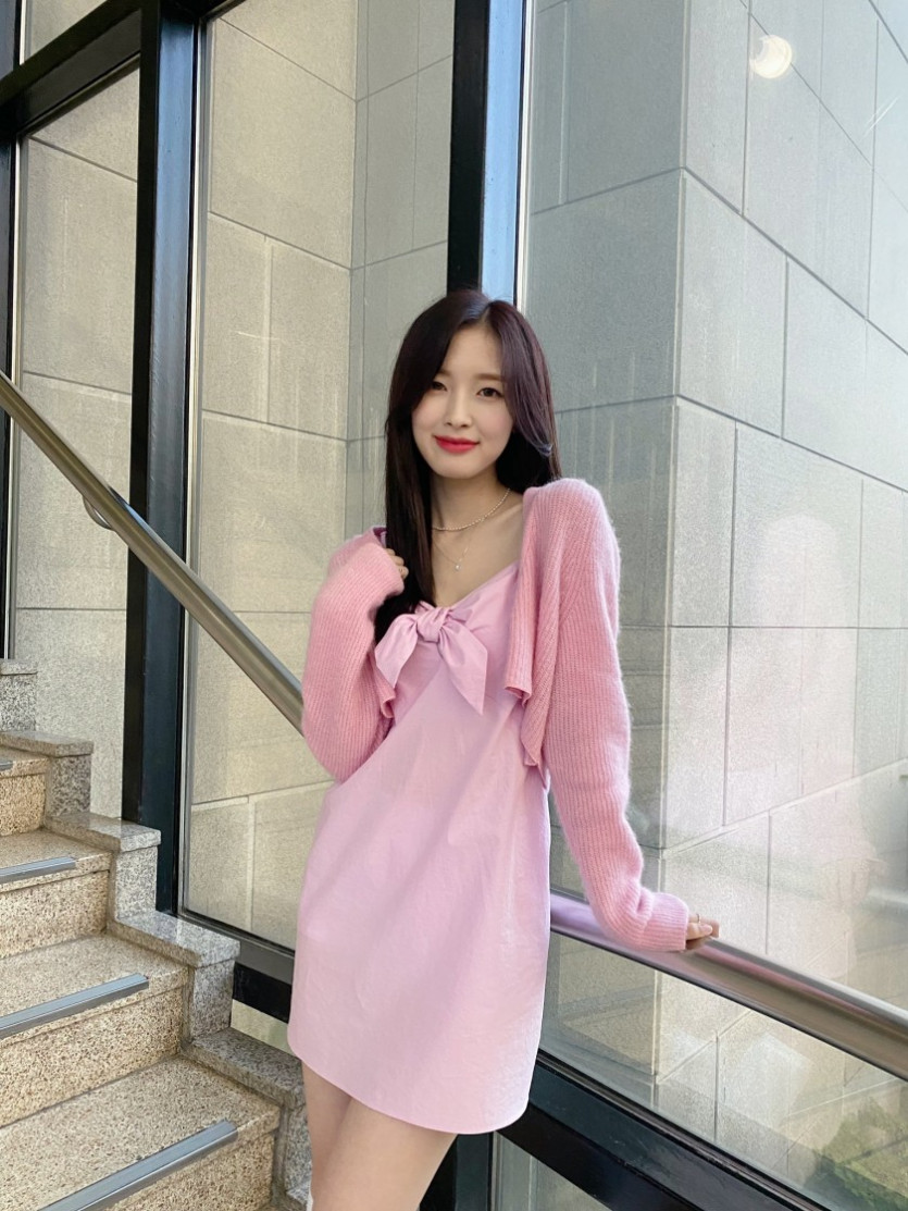 Bank President Arin_Pink Cardigan