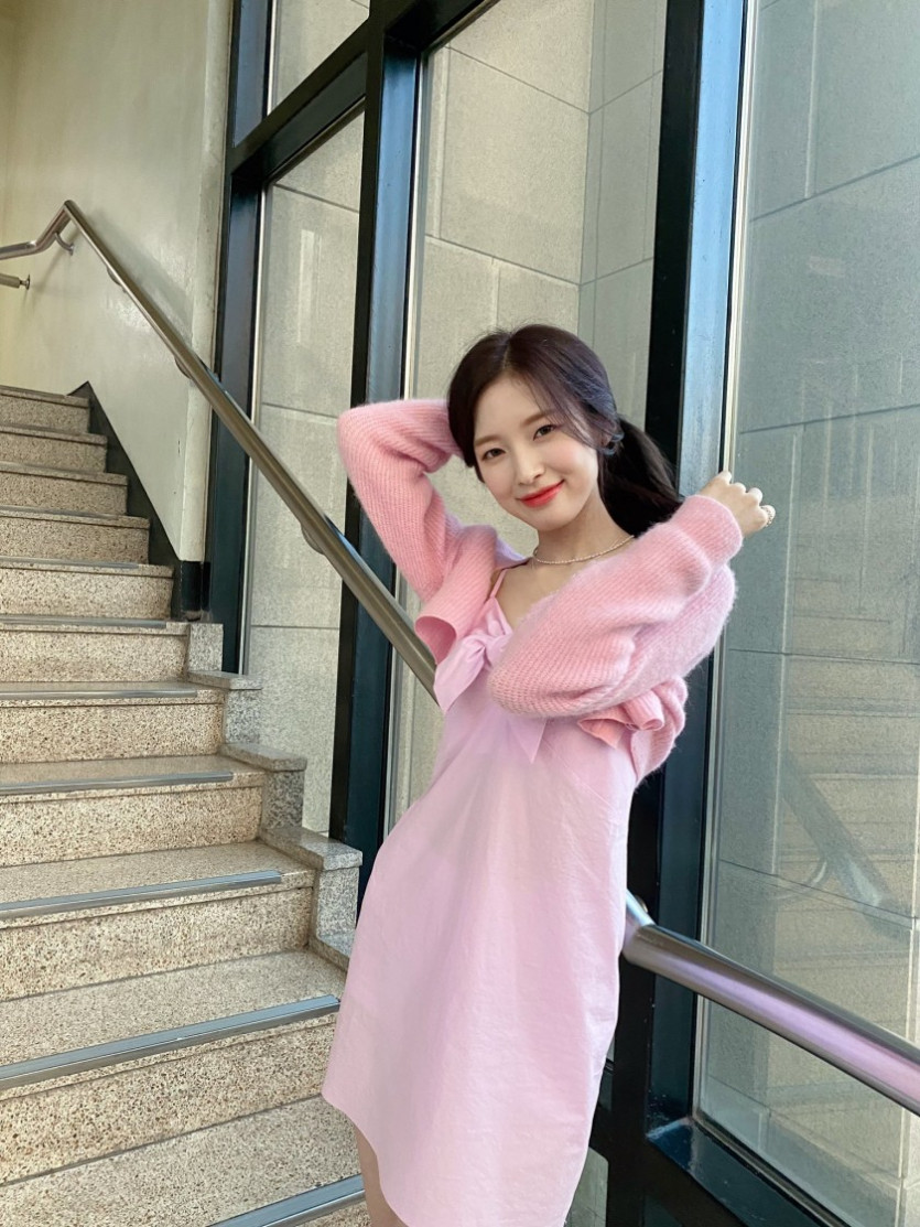 Bank President Arin_Pink Cardigan