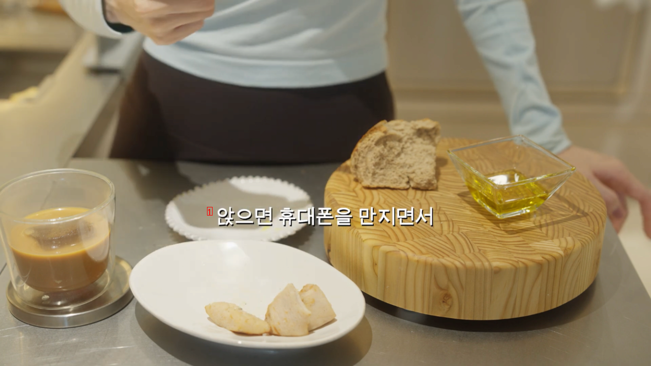 The reason why Kang Min-kyung prefers to eat while standing up rather than sitting down. DCJPG