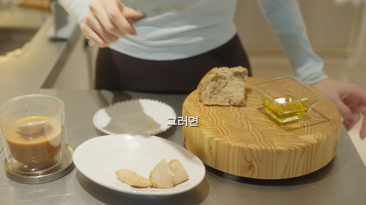 The reason why Kang Min-kyung prefers to eat while standing up rather than sitting down. DCJPG