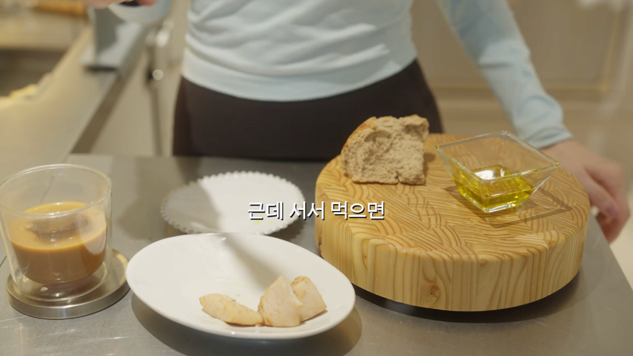 The reason why Kang Min-kyung prefers to eat while standing up rather than sitting down. DCJPG