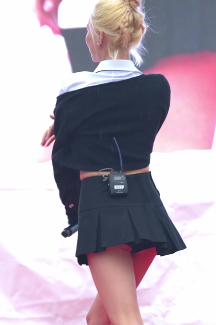 Jang Ye-eun with the back of her fluttering skirt