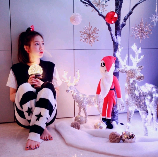 Taeyeon decorating the tree