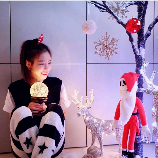 Taeyeon decorating the tree