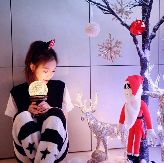 Taeyeon decorating the tree