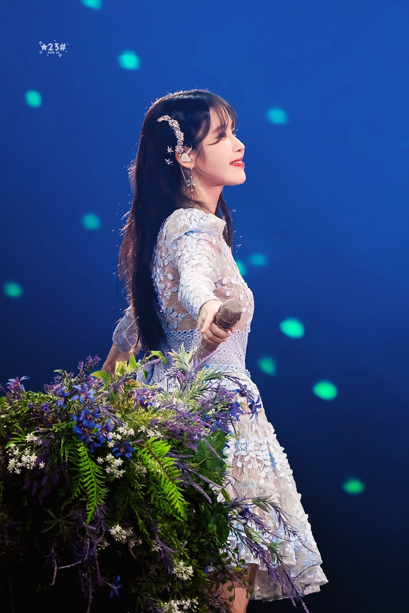 (SOUND)IU! IU fan concert GIF! 1 picture