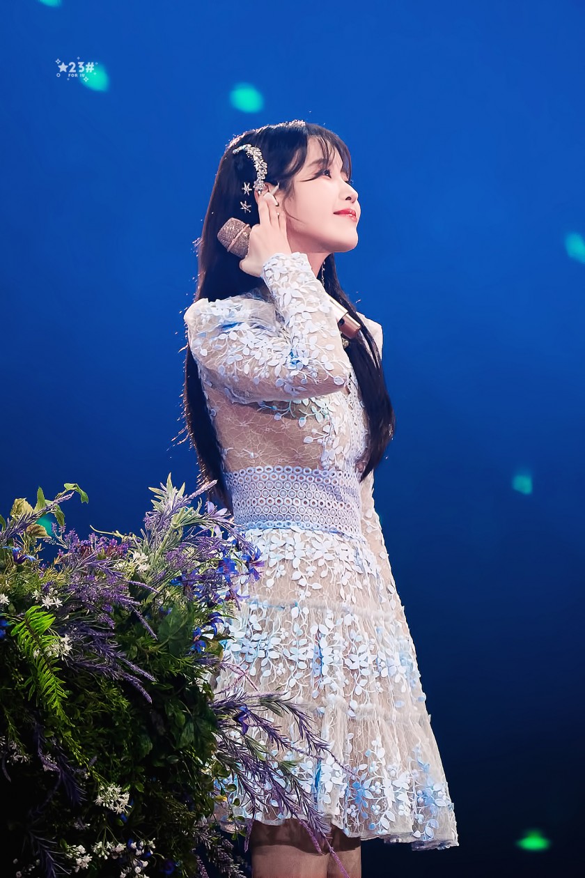 (SOUND)IU! IU fan concert GIF! 1 picture