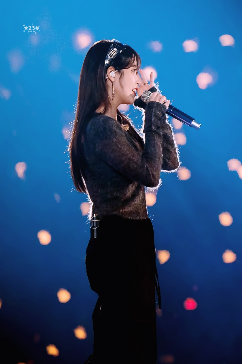 (SOUND)IU! IU fan concert GIF! 1 picture