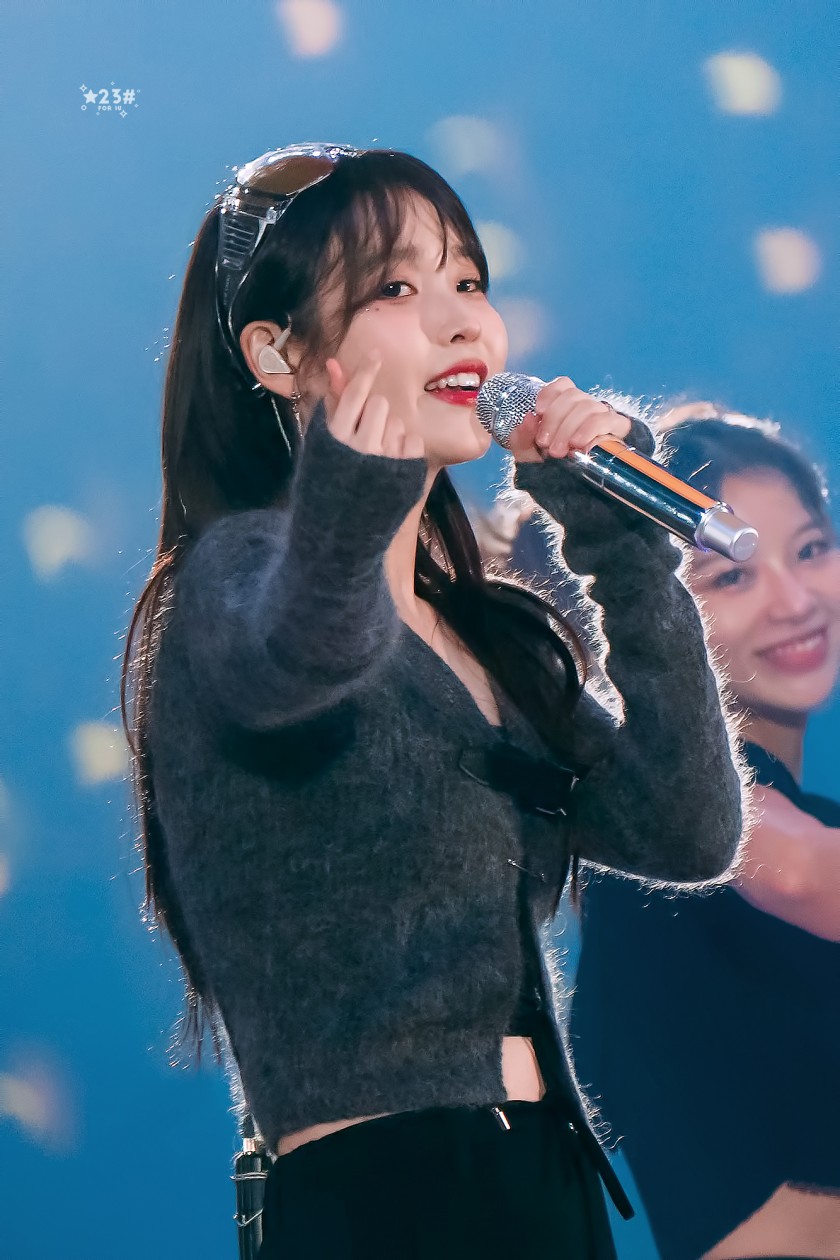 (SOUND)IU! IU fan concert GIF! 1 picture