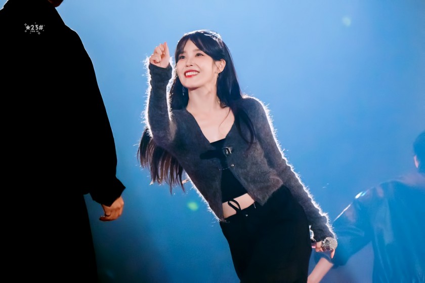 (SOUND)IU! IU fan concert GIF! 1 picture