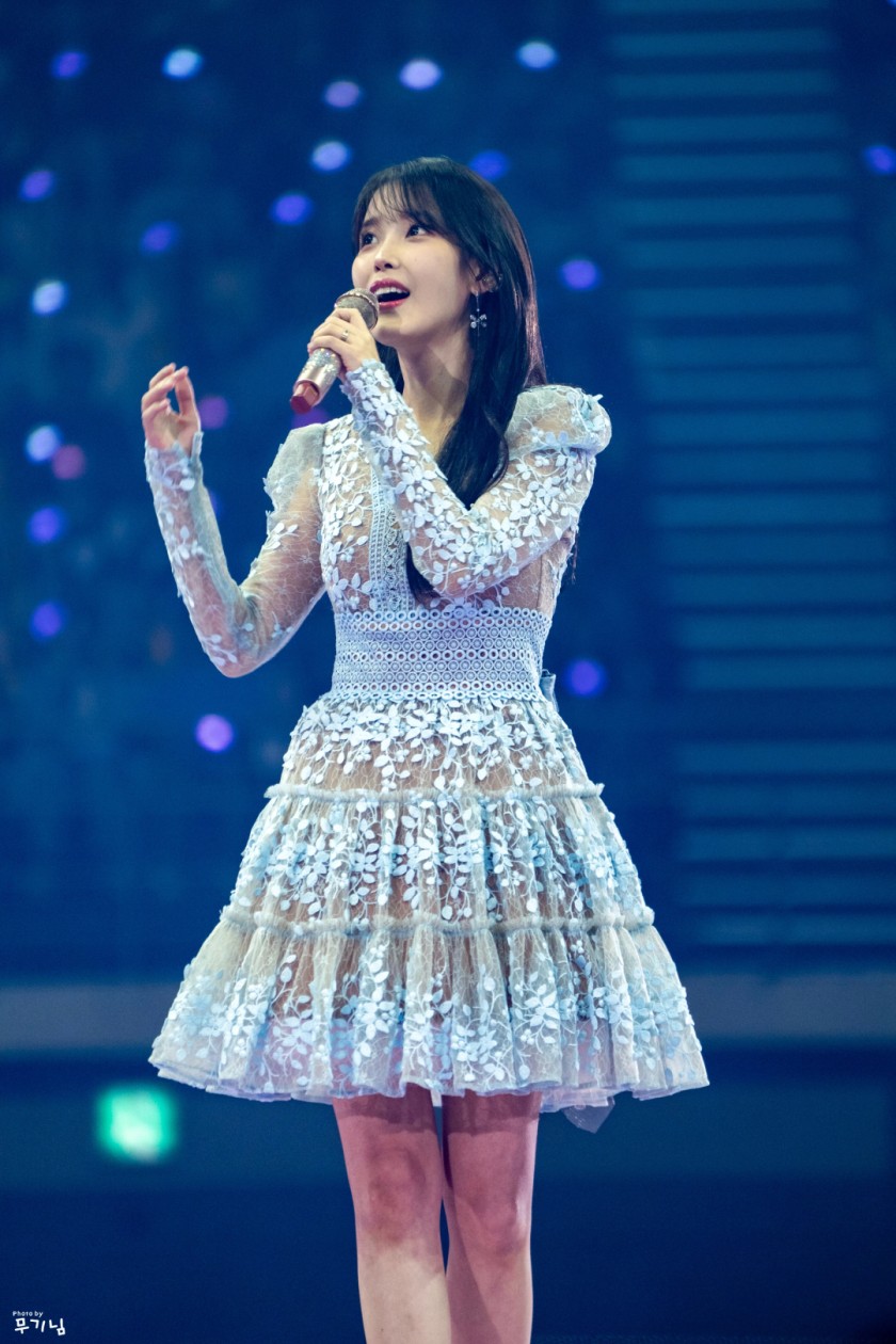 (SOUND)IU! IU fan concert GIF! 1 picture