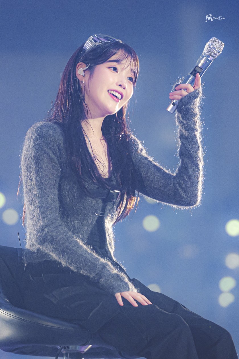 (SOUND)IU! IU fan concert GIF! 1 picture