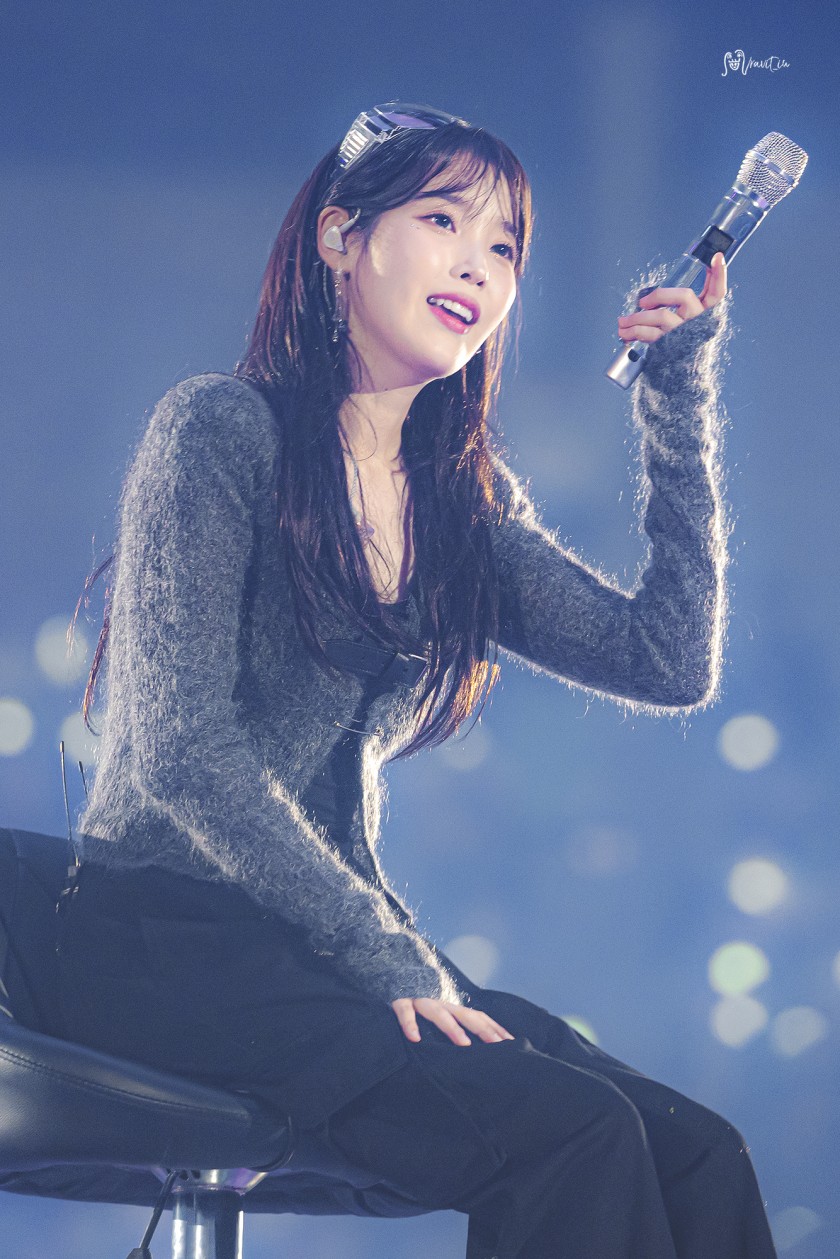 (SOUND)IU! IU fan concert GIF! 1 picture