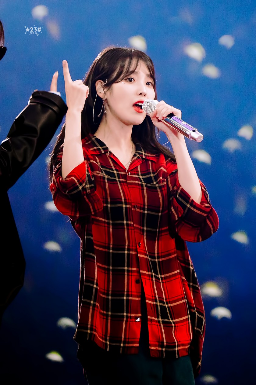 (SOUND)IU! IU fan concert GIF! 1 picture