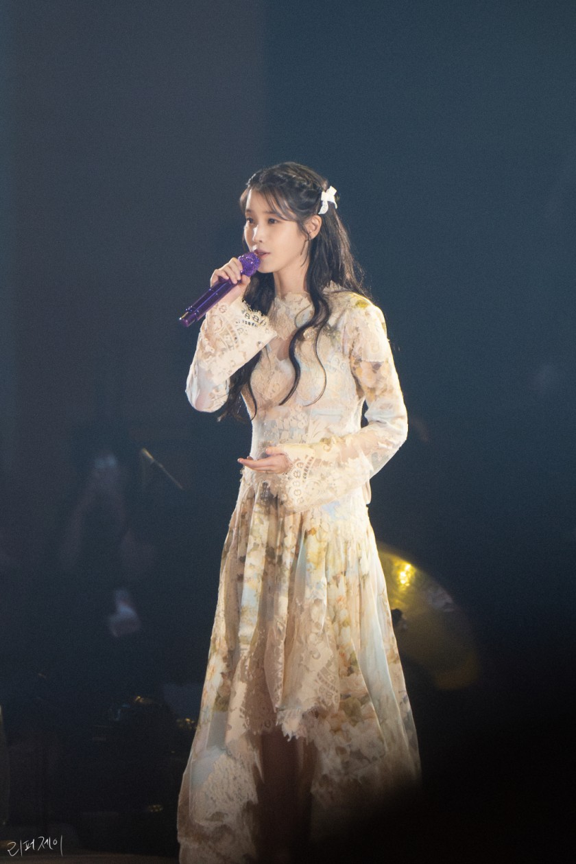 (SOUND)IU! IU fan concert GIF! 1 picture