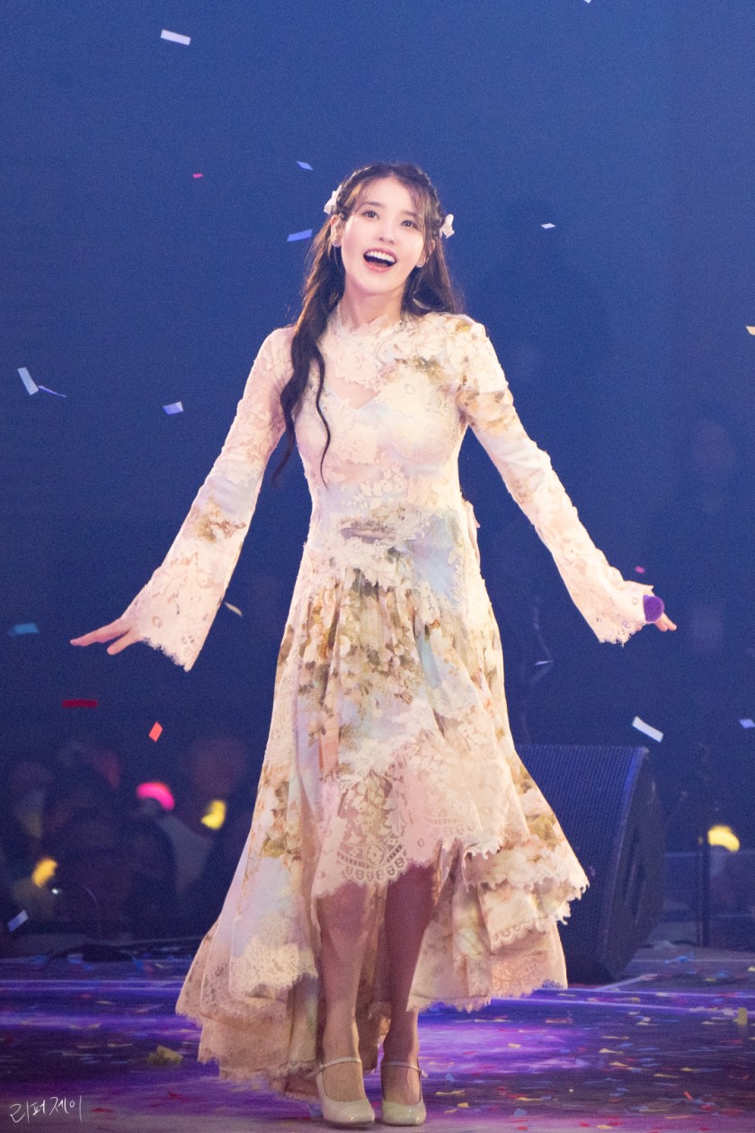 (SOUND)IU! IU fan concert GIF! 1 picture