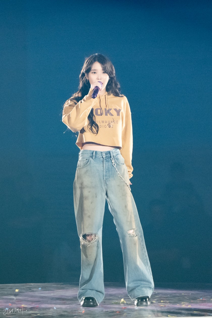 (SOUND)IU! IU fan concert GIF! 1 picture