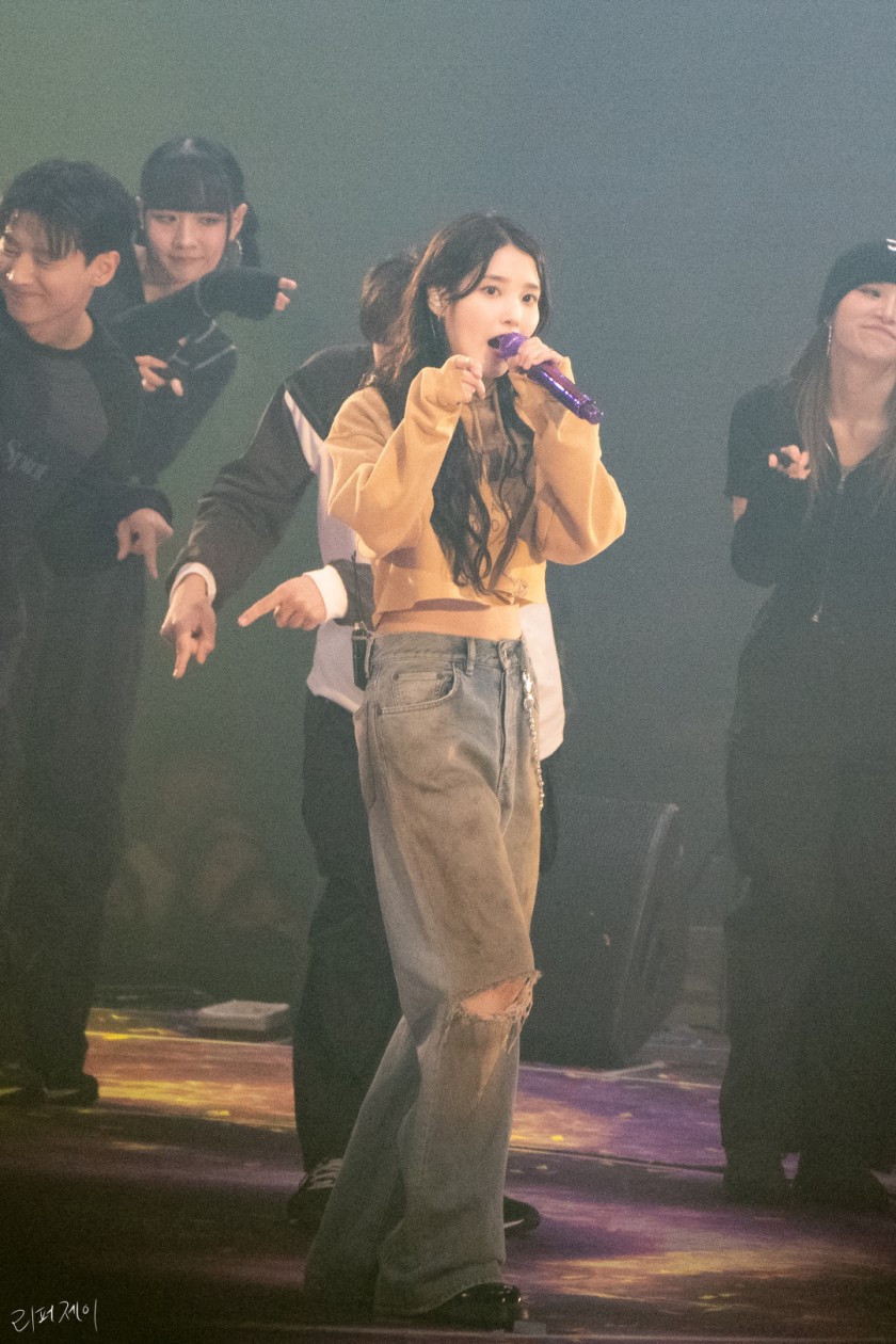 (SOUND)IU! IU fan concert GIF! 1 picture