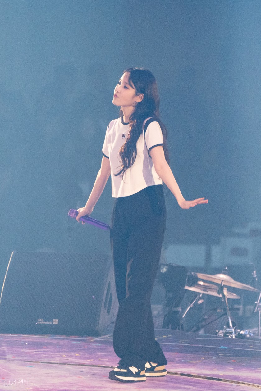 (SOUND)IU! IU fan concert GIF! 1 picture