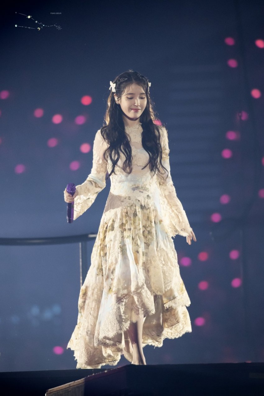 (SOUND)IU! IU fan concert GIF! 1 picture