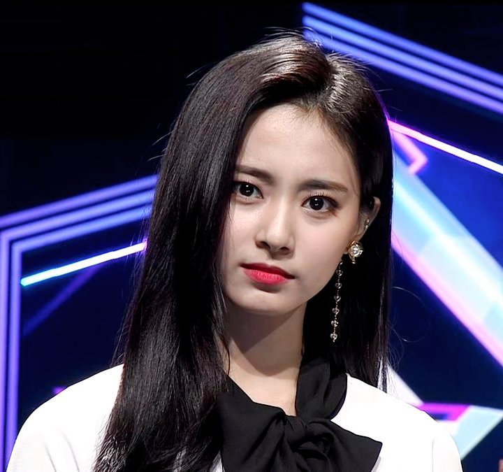 TZUYU, what? TZUYU gets a kiss from the members on "M Countdown"
