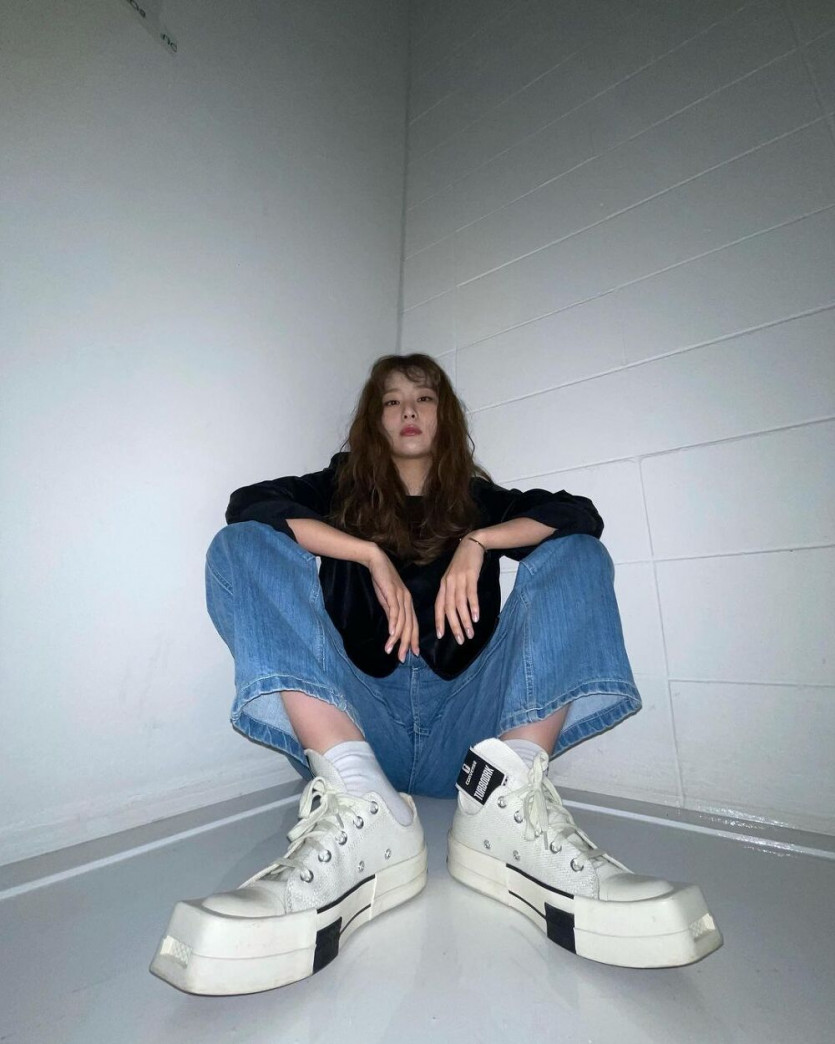 Seulgi's red velvet with her jeans spread out