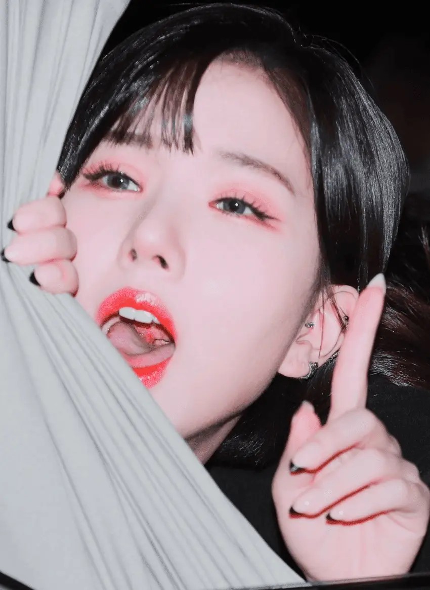 As if I'm saying it one more time, I'm talking about my fingers. Eunha's pink tongue inside her mouth