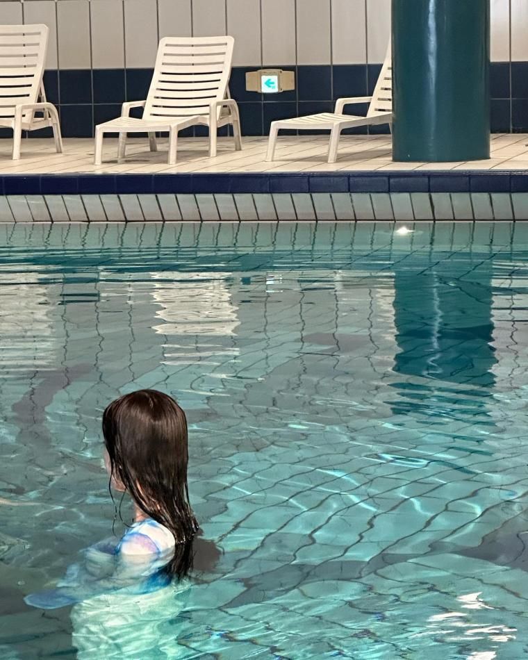 Gunka Miyeon went to the pool