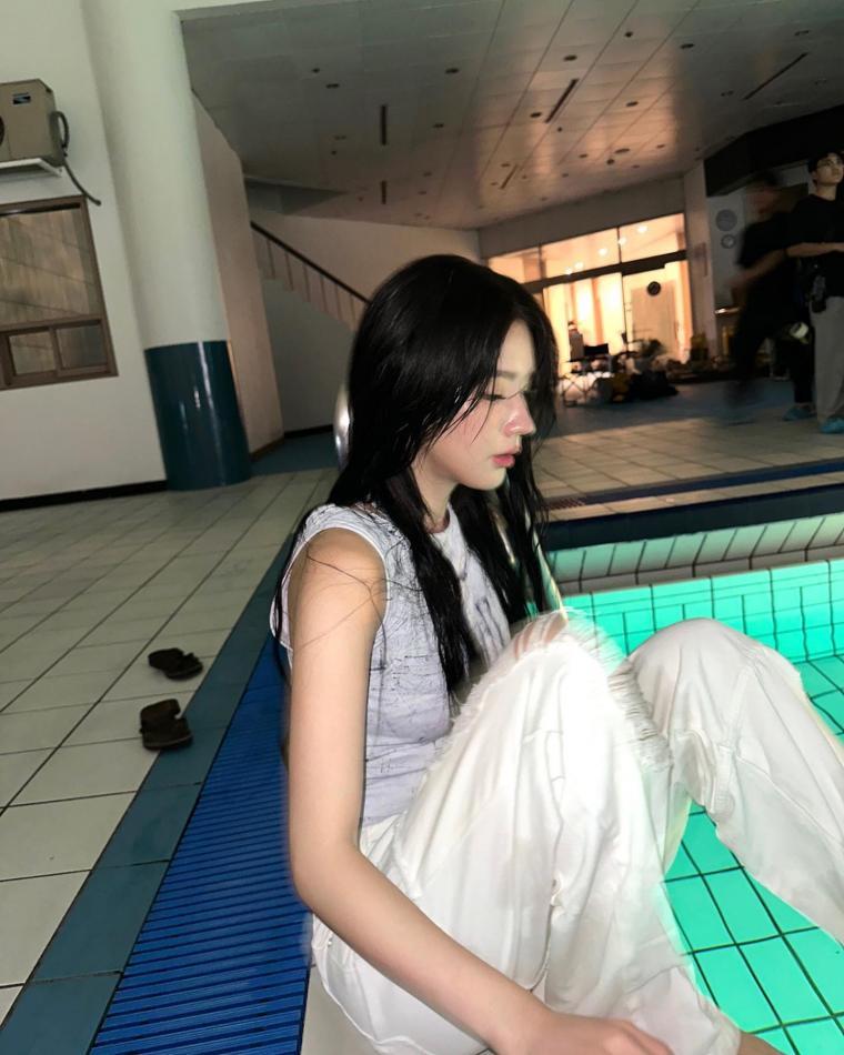 Gunka Miyeon went to the pool