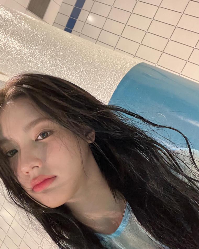 Gunka Miyeon went to the pool