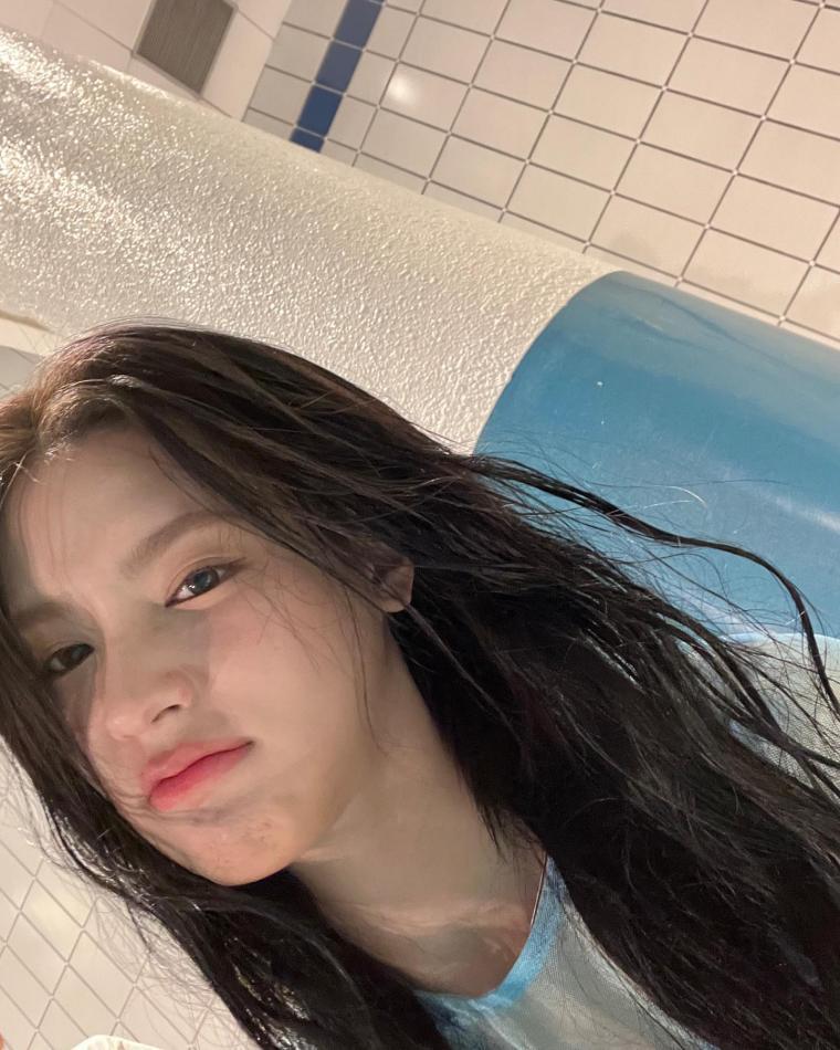 Gunka Miyeon went to the pool