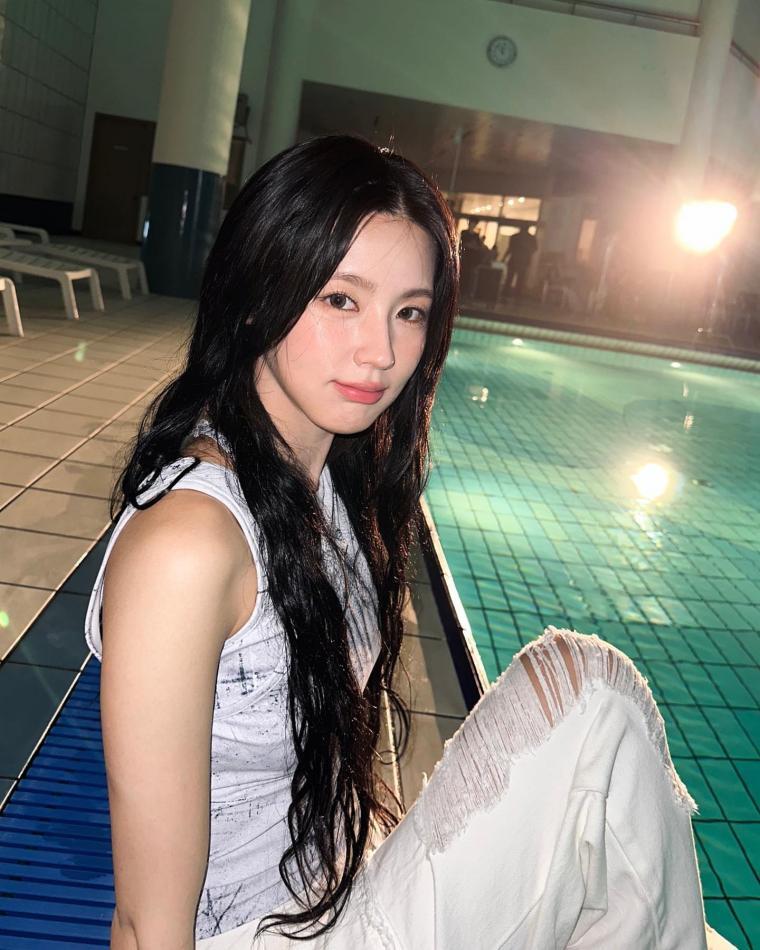 Gunka Miyeon went to the pool