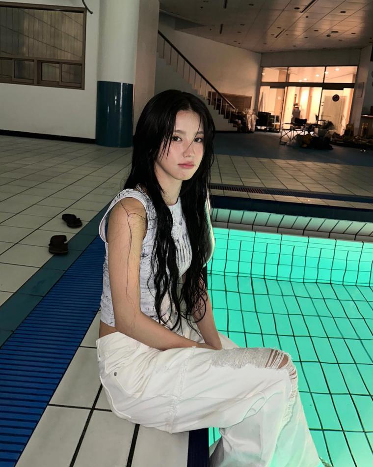 Gunka Miyeon went to the pool