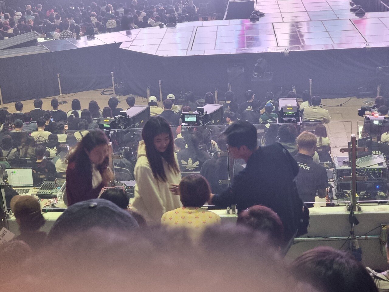 (SOUND)Ahn Yujin burst out laughing at Na Youngseok who came to the concert