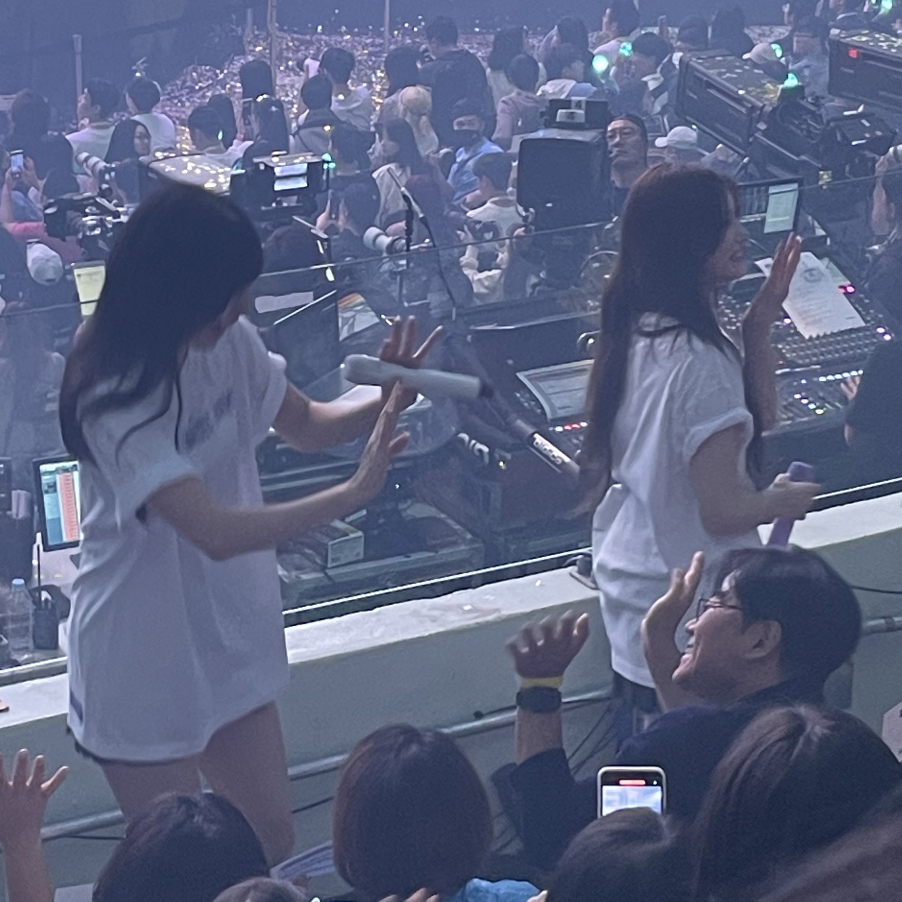 (SOUND)Ahn Yujin burst out laughing at Na Youngseok who came to the concert