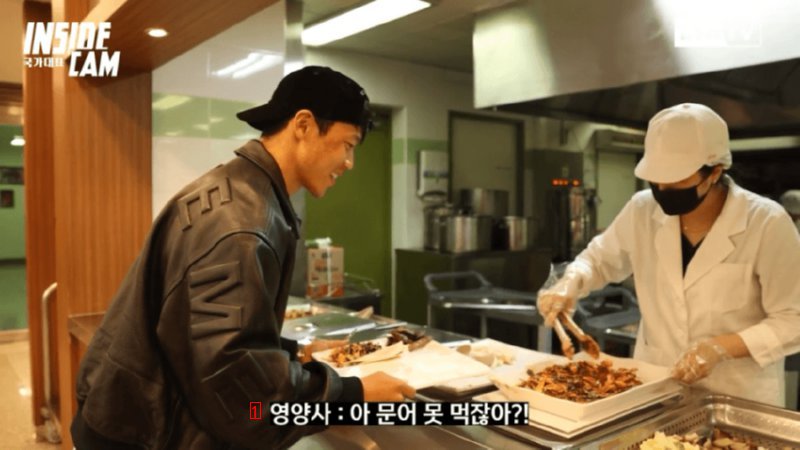 MVP-like treatment Hwang Heechan receives at a restaurant