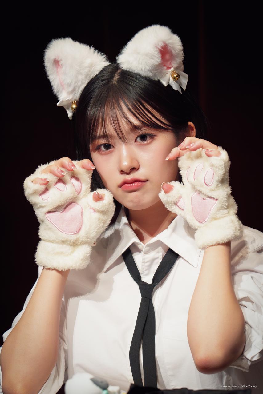 Yesterday's fan signing event, Ahn Yujin Ive
