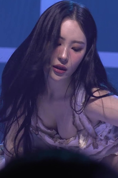 SUNMI is bowing down at the showcase